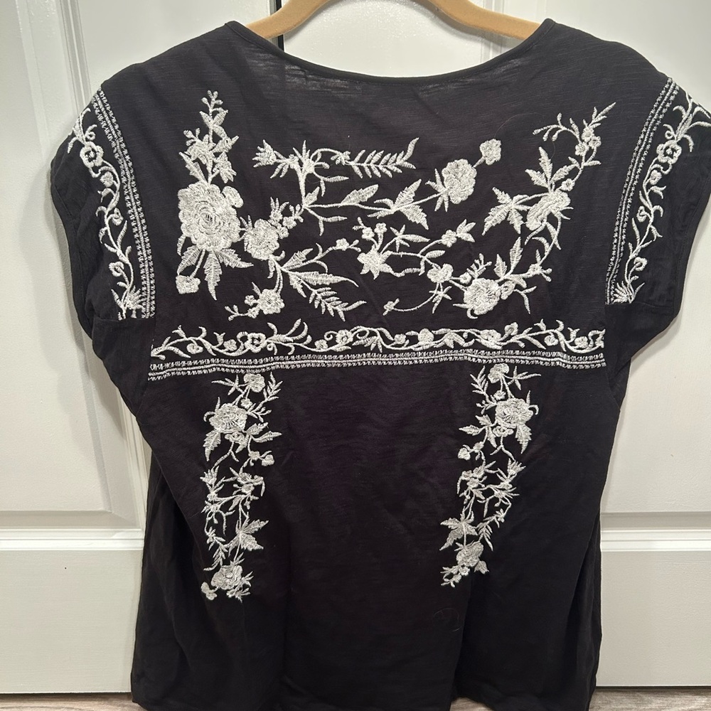 Tolani Black Top with White Floral Embroidery Short Sleeve Large 💯 Cotton Top - Picture 10 of 11